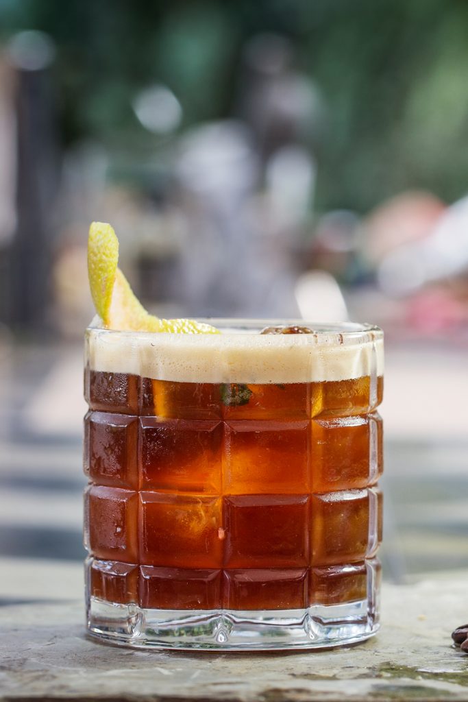 coctel agua de espino para día de muertos