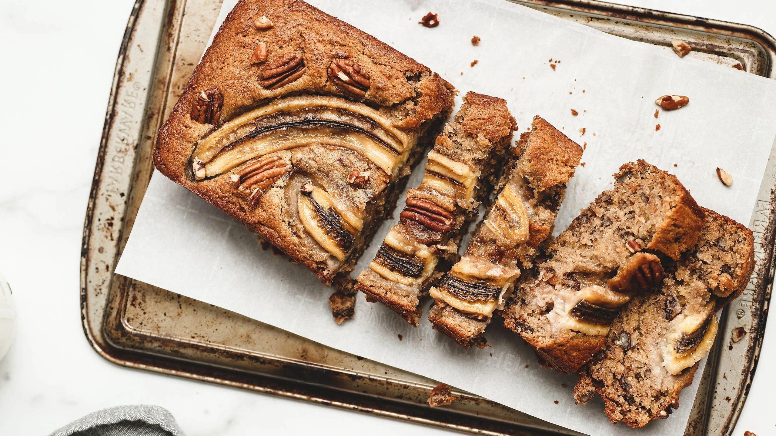 Panqué de plátano con harina de almendra y trocitos de chocolate