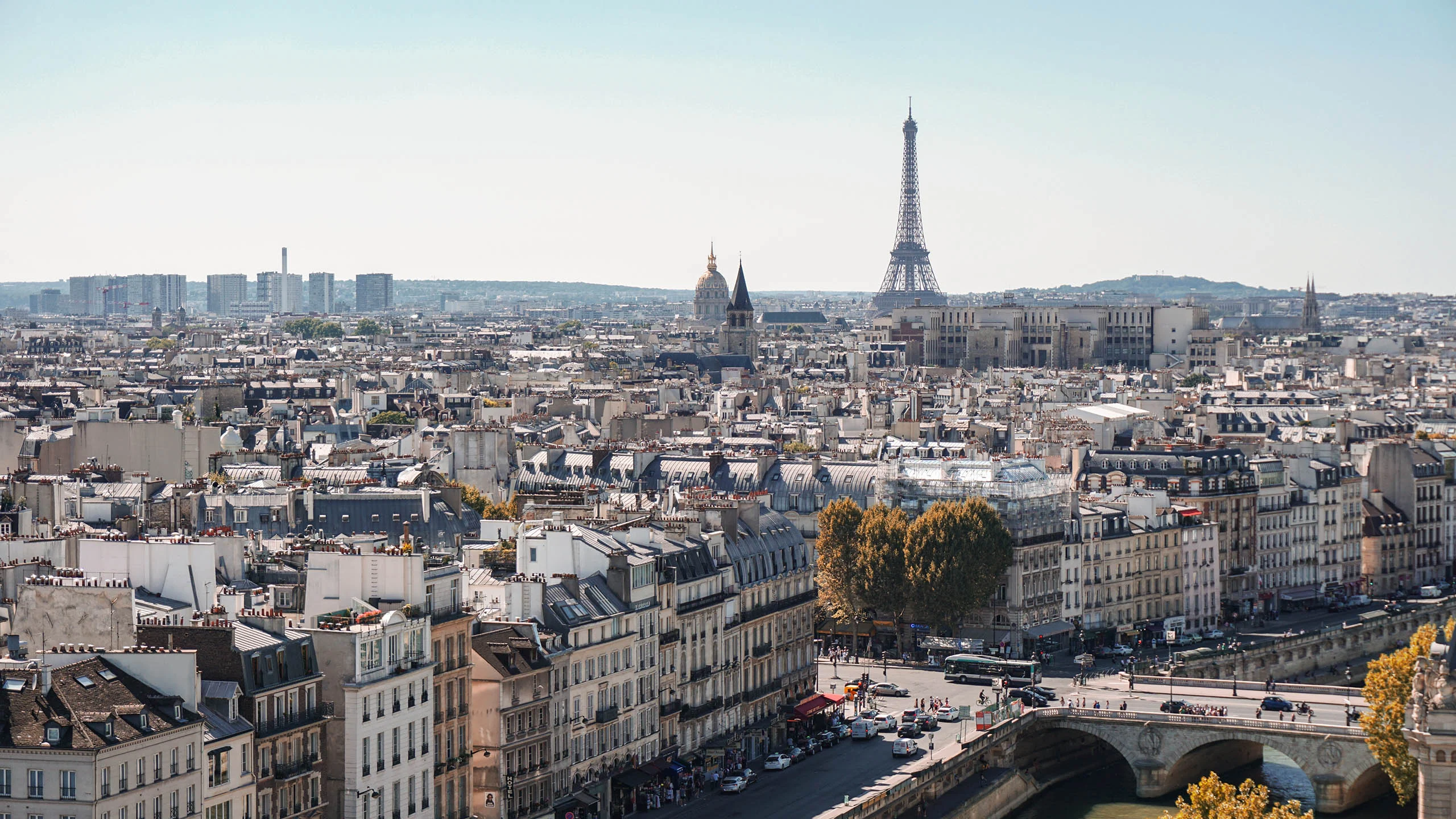 París entra en alerta máxima sanitaria y cierran bares y cafés