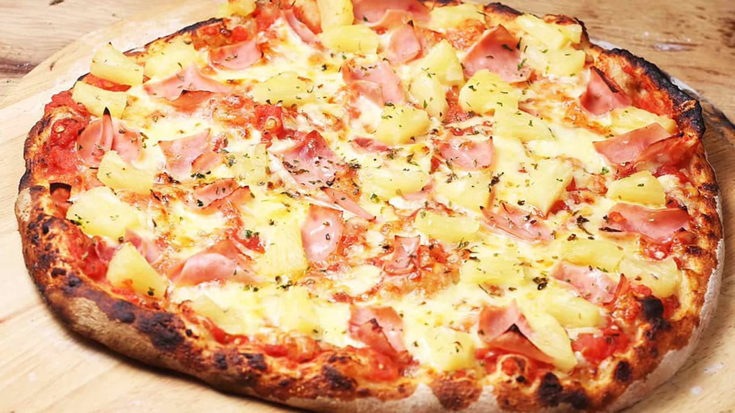La pizza hawaiana es de Canadá y la inventó un griego