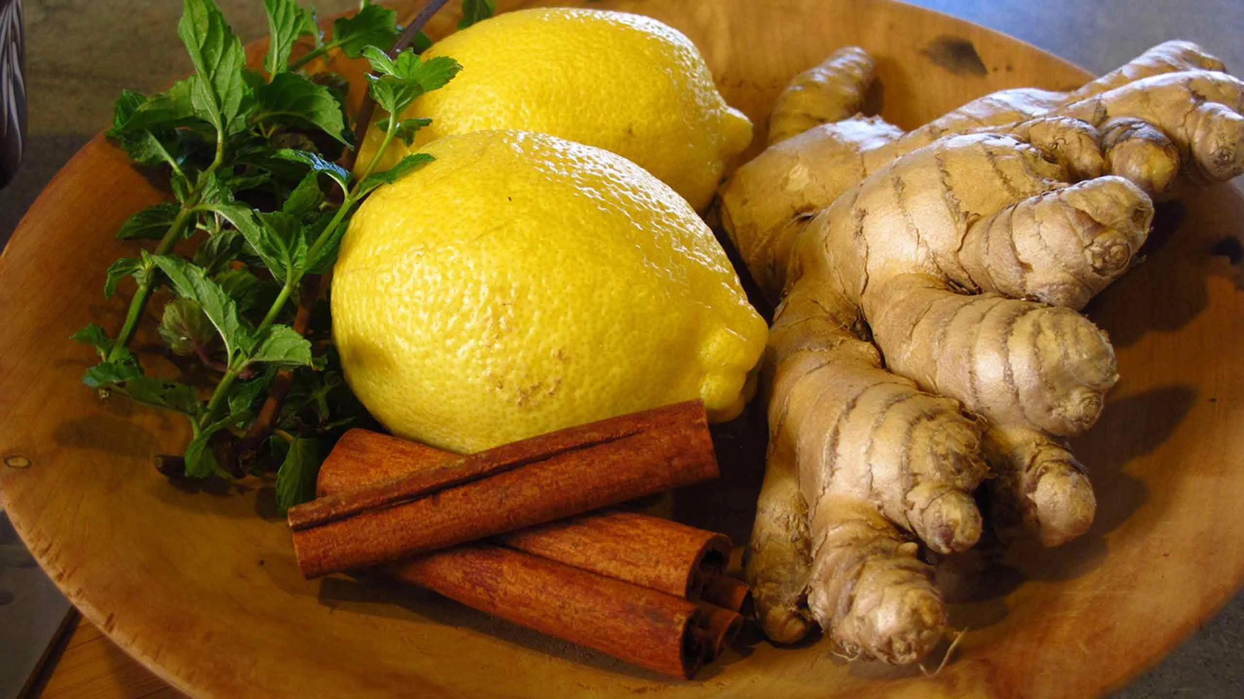 Infusión en frío de limón, menta y jengibre