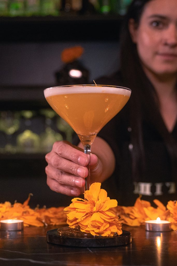 Coctel Cempasúchil Mezcal Mitre Día de muertos