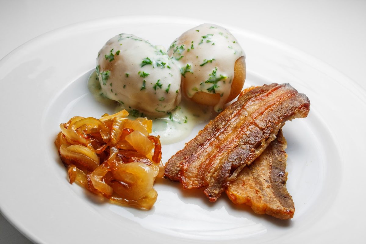 cebolla caramelizada, papas y tocino / onion, potatoes and bacon