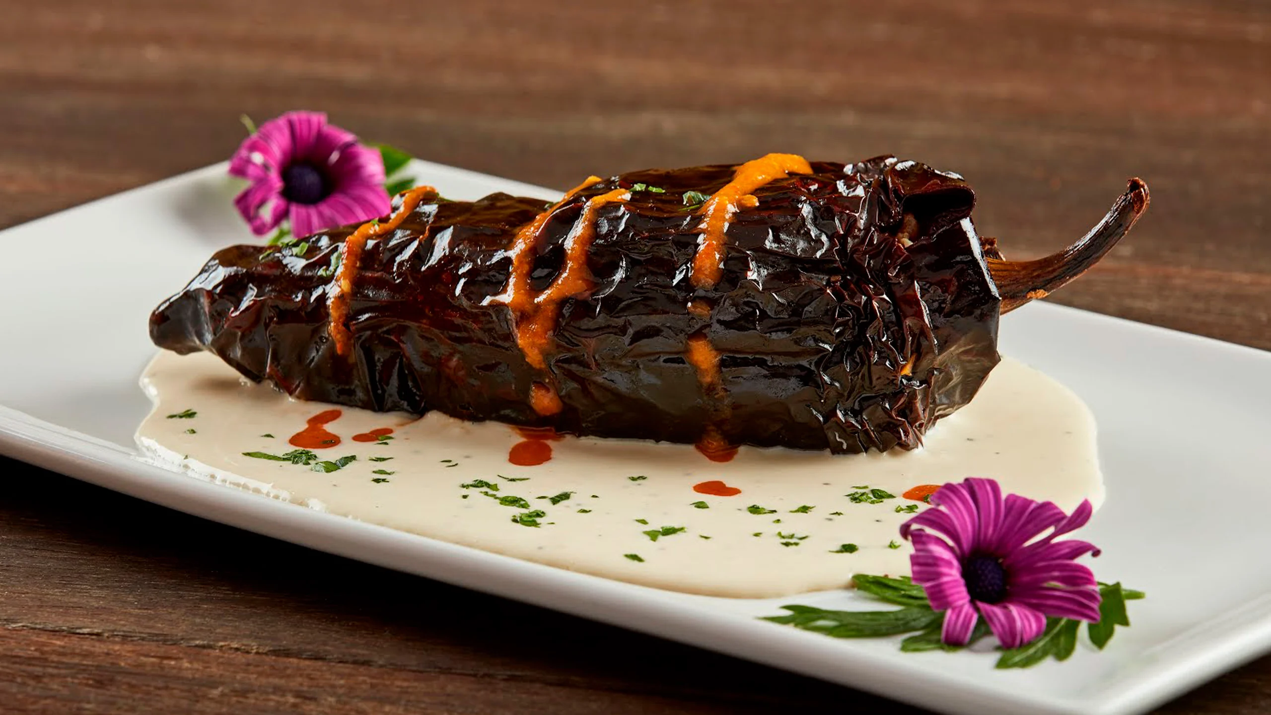 Prepara chiles pasilla con salsa de almendra