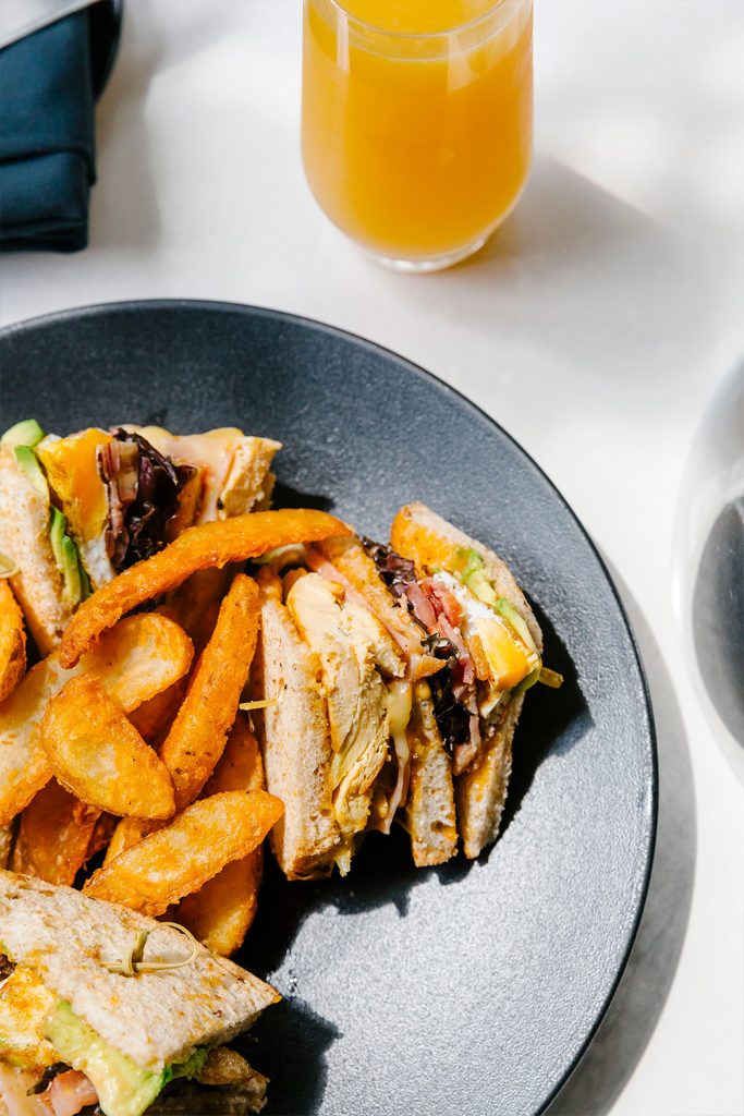 Club sándwich con jugo de naranja