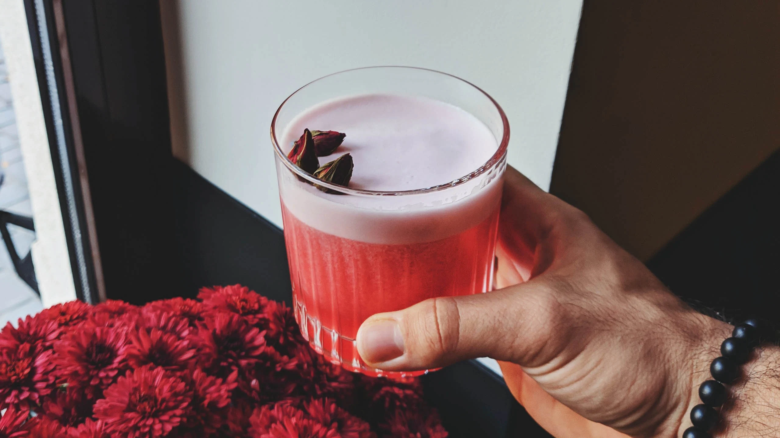 Un trago de jamaica con mezcal para preparar entre semana