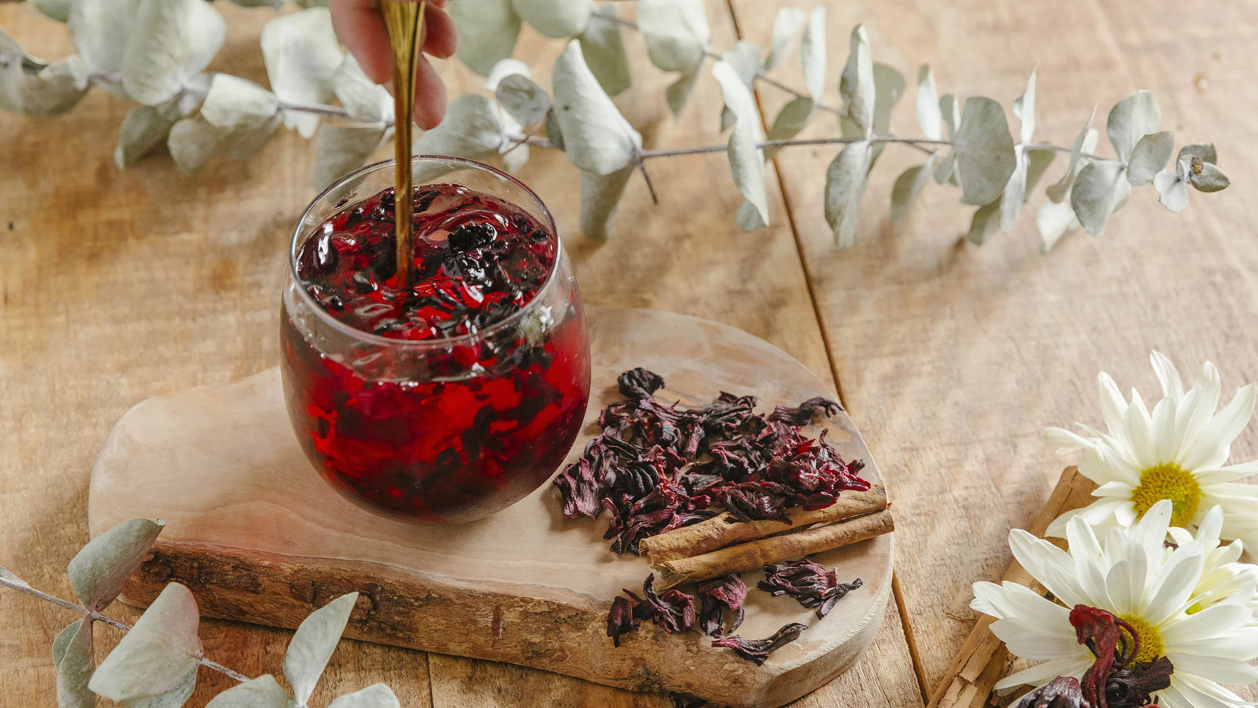 La jamaica es tan versátil que puedes usarla en cocteles o como remedio casero