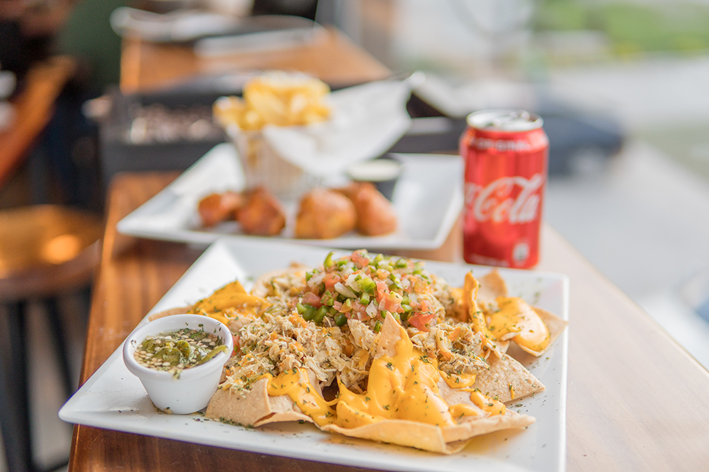 nachos con queso tipo amarillo o americano