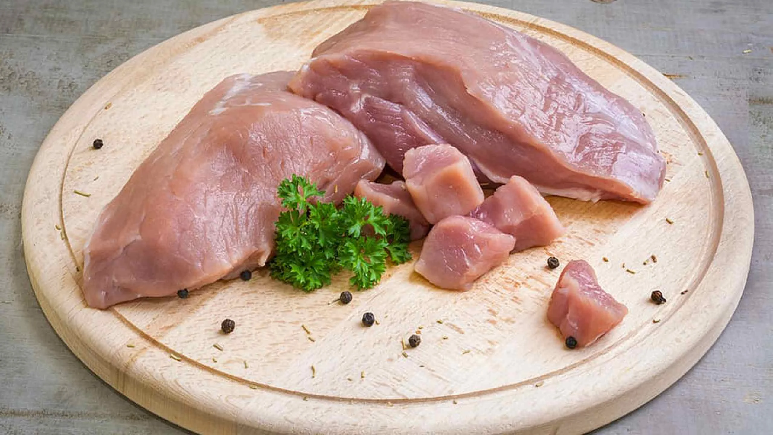 ¿Por qué no deberías cocinar pechugas de pollo con tiras blancas?