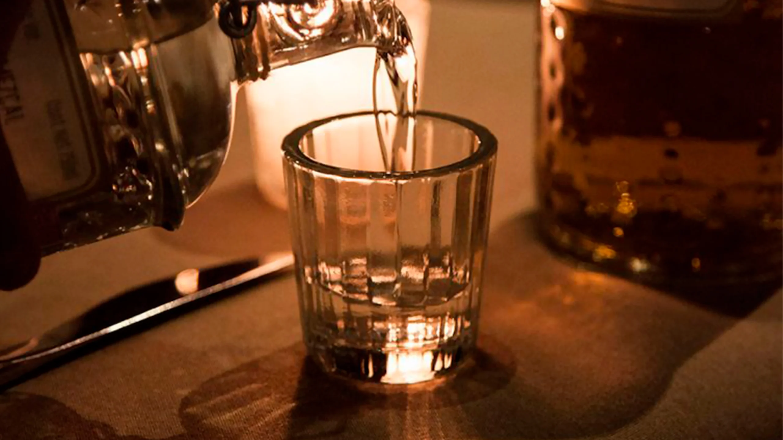 ¿Por qué el mezcal se toma en vasos de veladora?