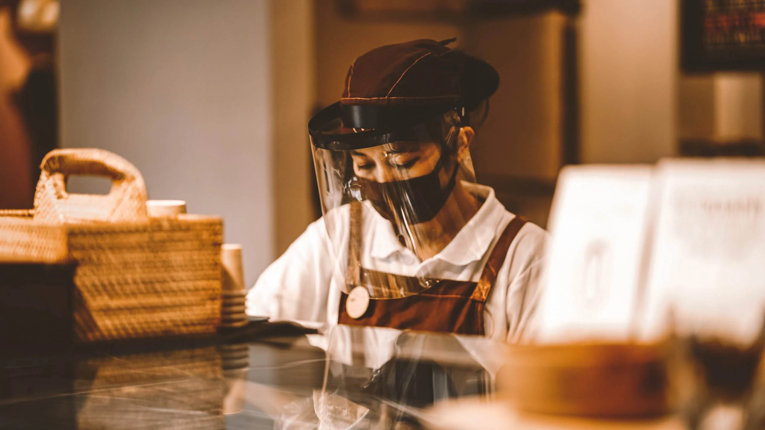 En esta cuenta de Twitter e Instagram comparte testimonios de abuso laboral en distintos restaurantes