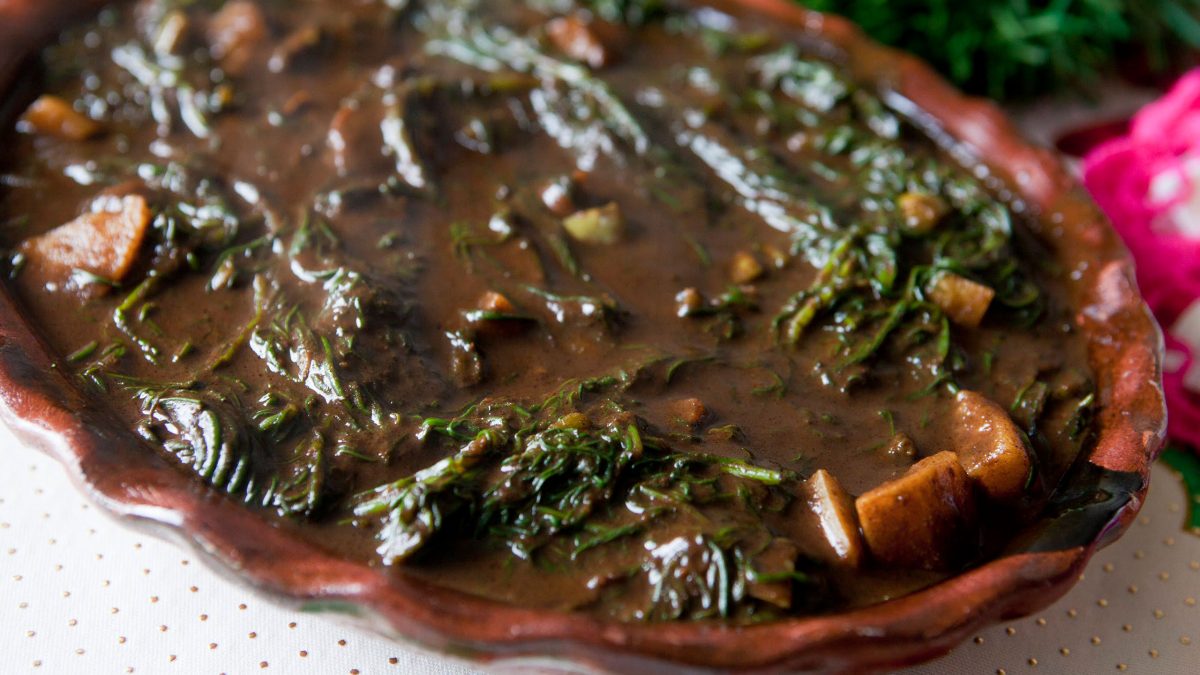 Receta de romeritos con mole. Te decimos cómo limpiarlos más rápido