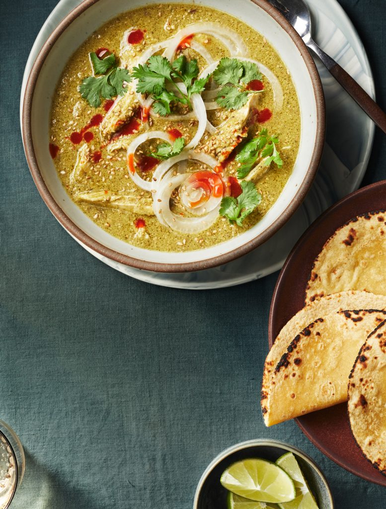El mole verde de Listman y Keval acompañado incorrectamente con salsa picante y limones como guarniciones.