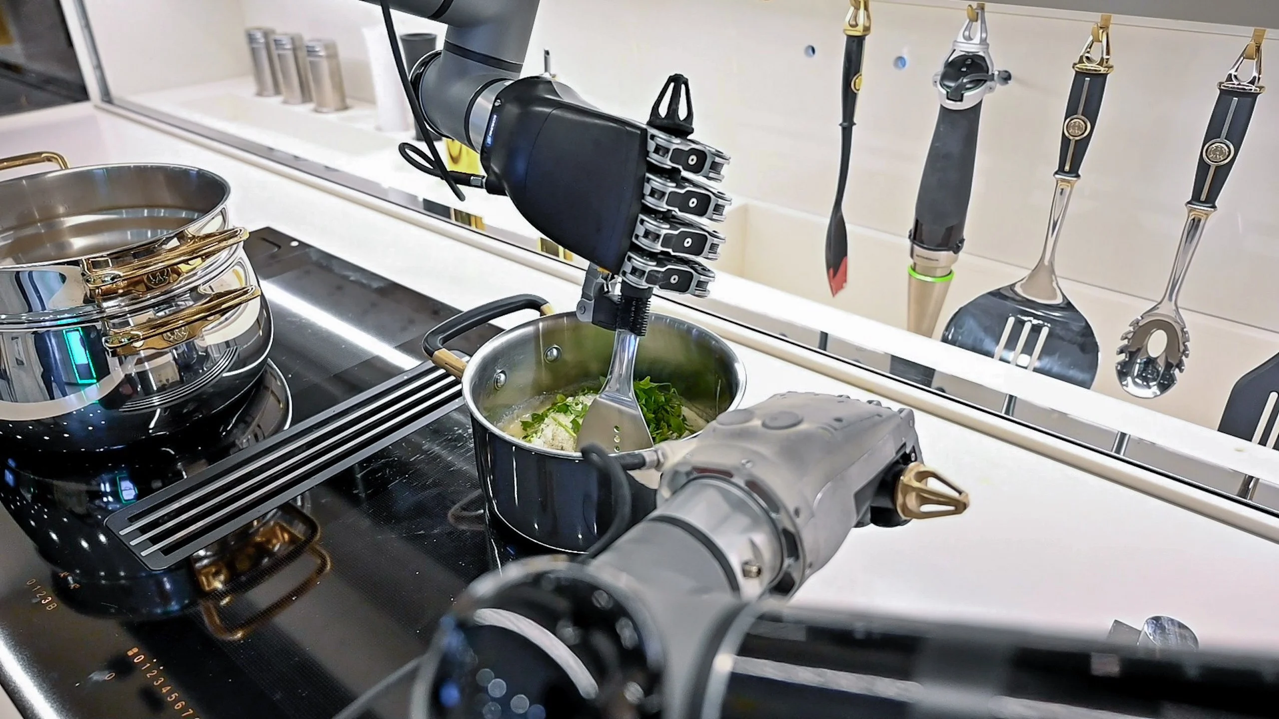 Olvídate de cocinar, Moley presenta un robot chef que prepara hasta 5 mil platos