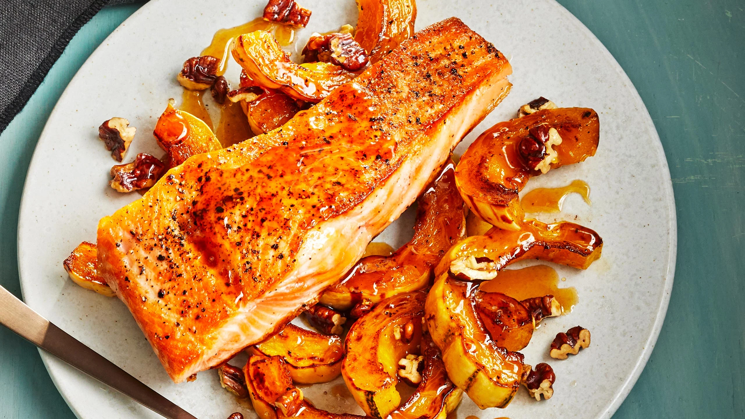 Esta cena de salmón glaseado es perfecta para las noches de invierno