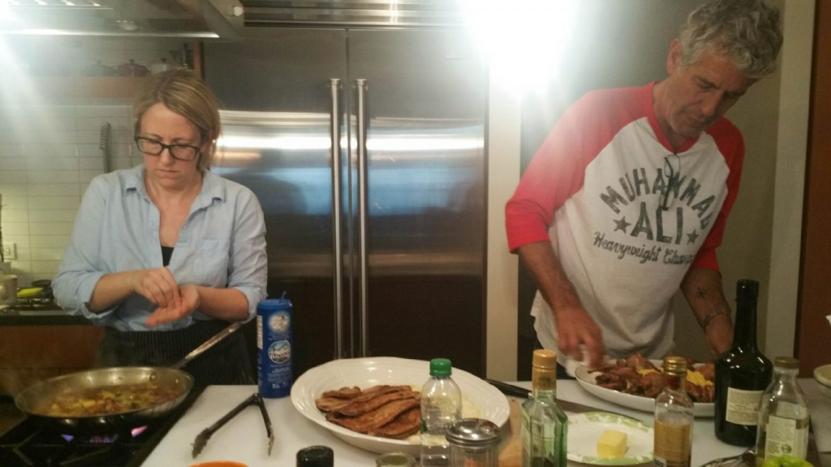 anthony bourdain y Laurie Woolever