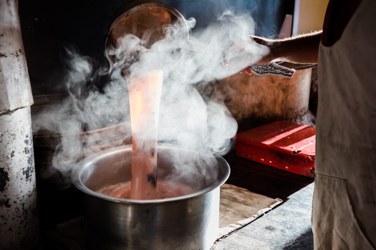 Preparación de té de mantequilla de yak para la ceremonia de oración de la mañana en el monasterio de Thikse en Ladakh, India. | Foto: Kristin Teig
