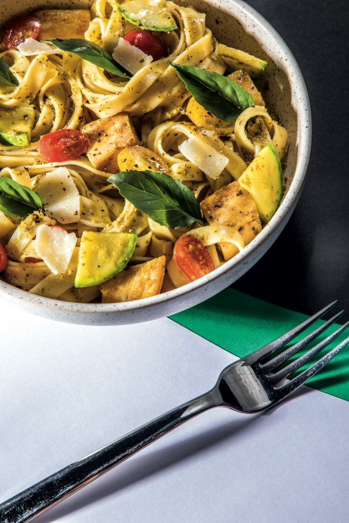 Pasta al pesto con pollo al grill