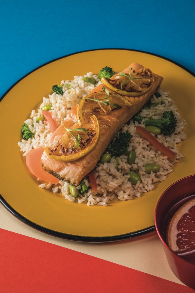 Salmón al limón con arroz thai. Paola Longoria dieta. Foto: Juan Pablo Espinosa / Producción: Mariana Rojas y Julio Castillo / Dirección de arte: Griselle Montejo
