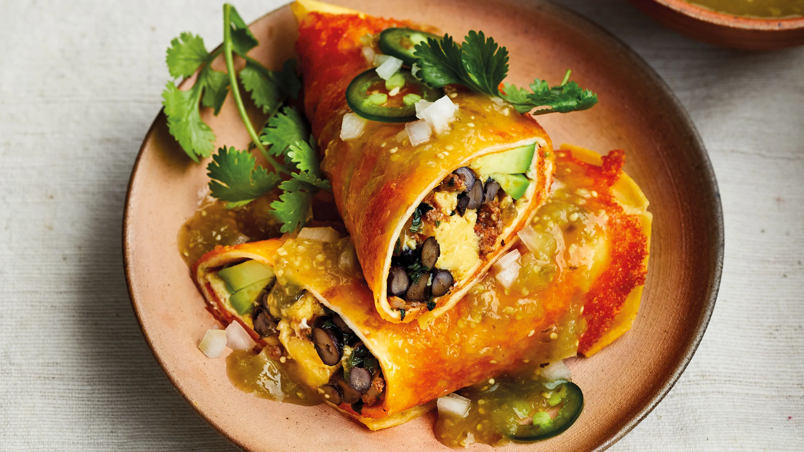 Burritos de costra de queso con chorizo y huevos