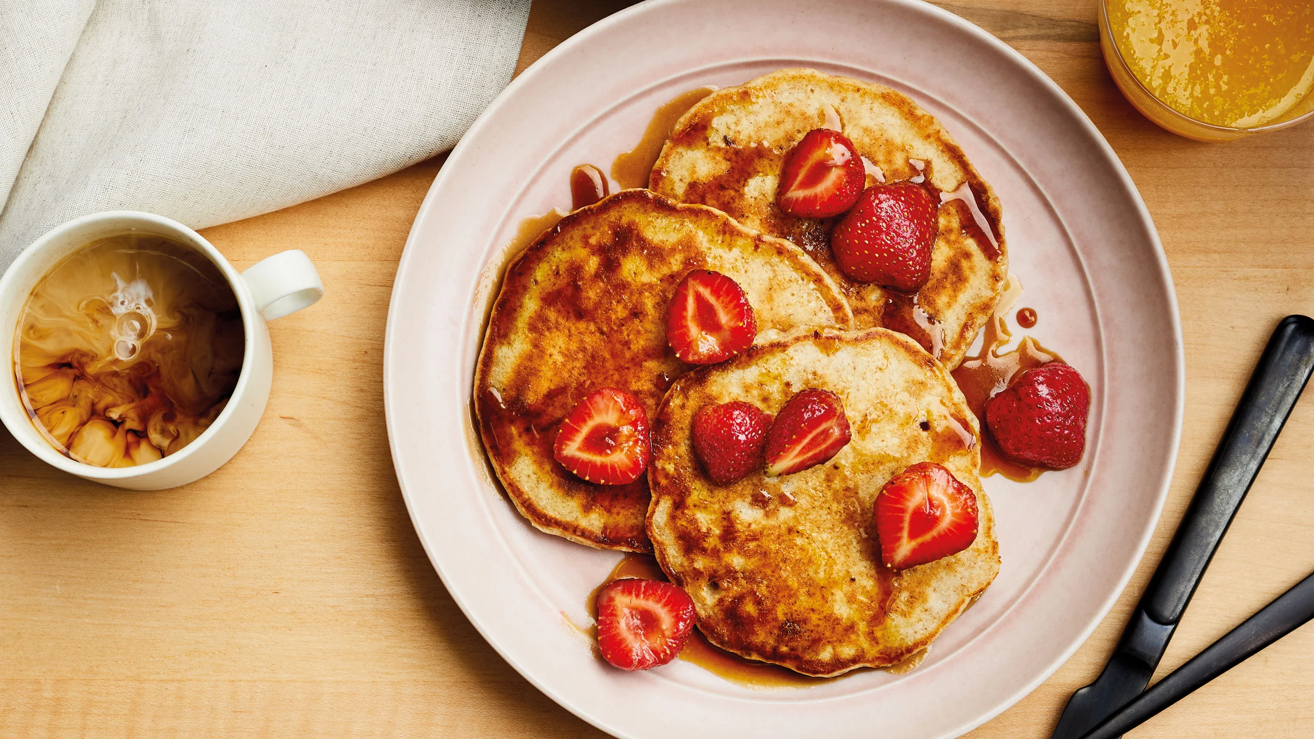 Hot cakes de masa madre con fresas en maple y melaza