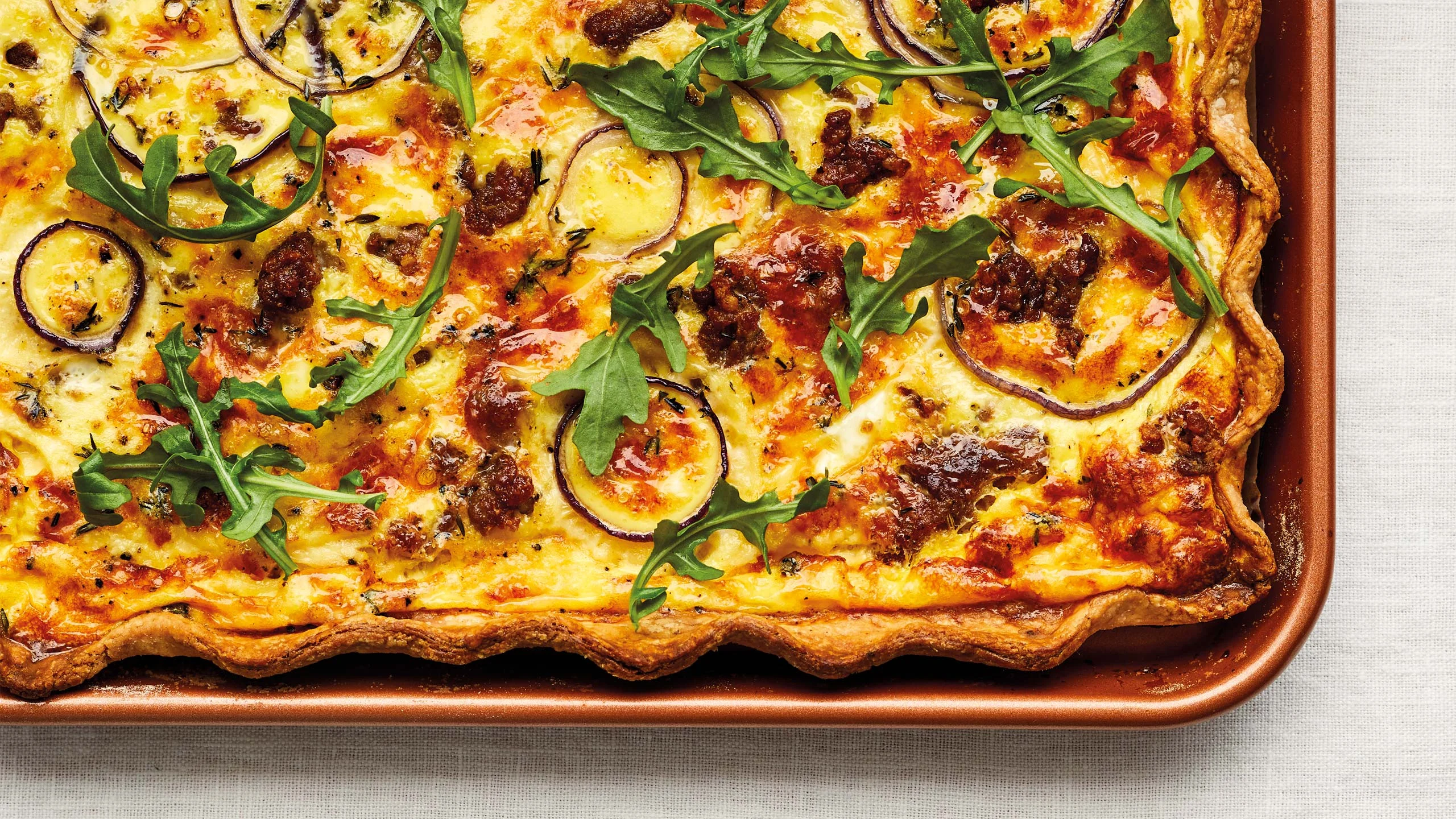 Receta: Quiche de salchicha y cebolla morada en charola Receta: Quiche de salchicha y cebolla morada en charola