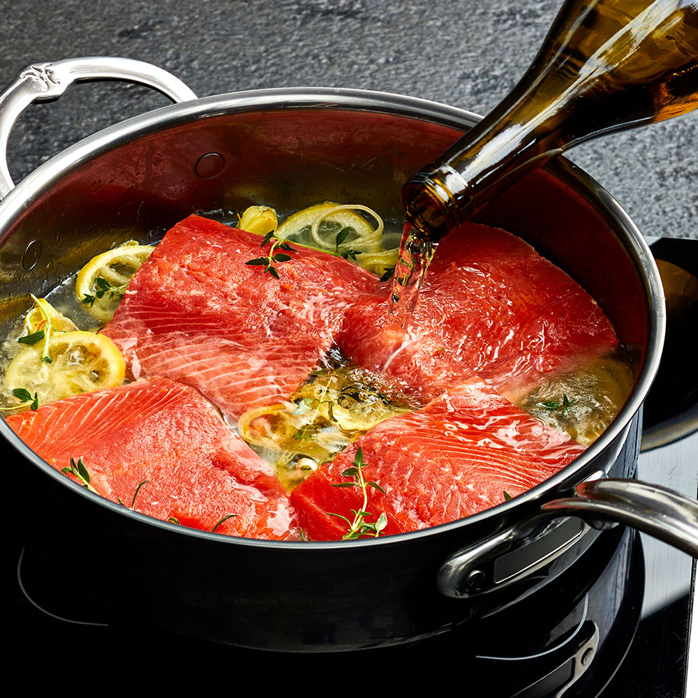 La forma más fácil de cocinar salmón es con vino
