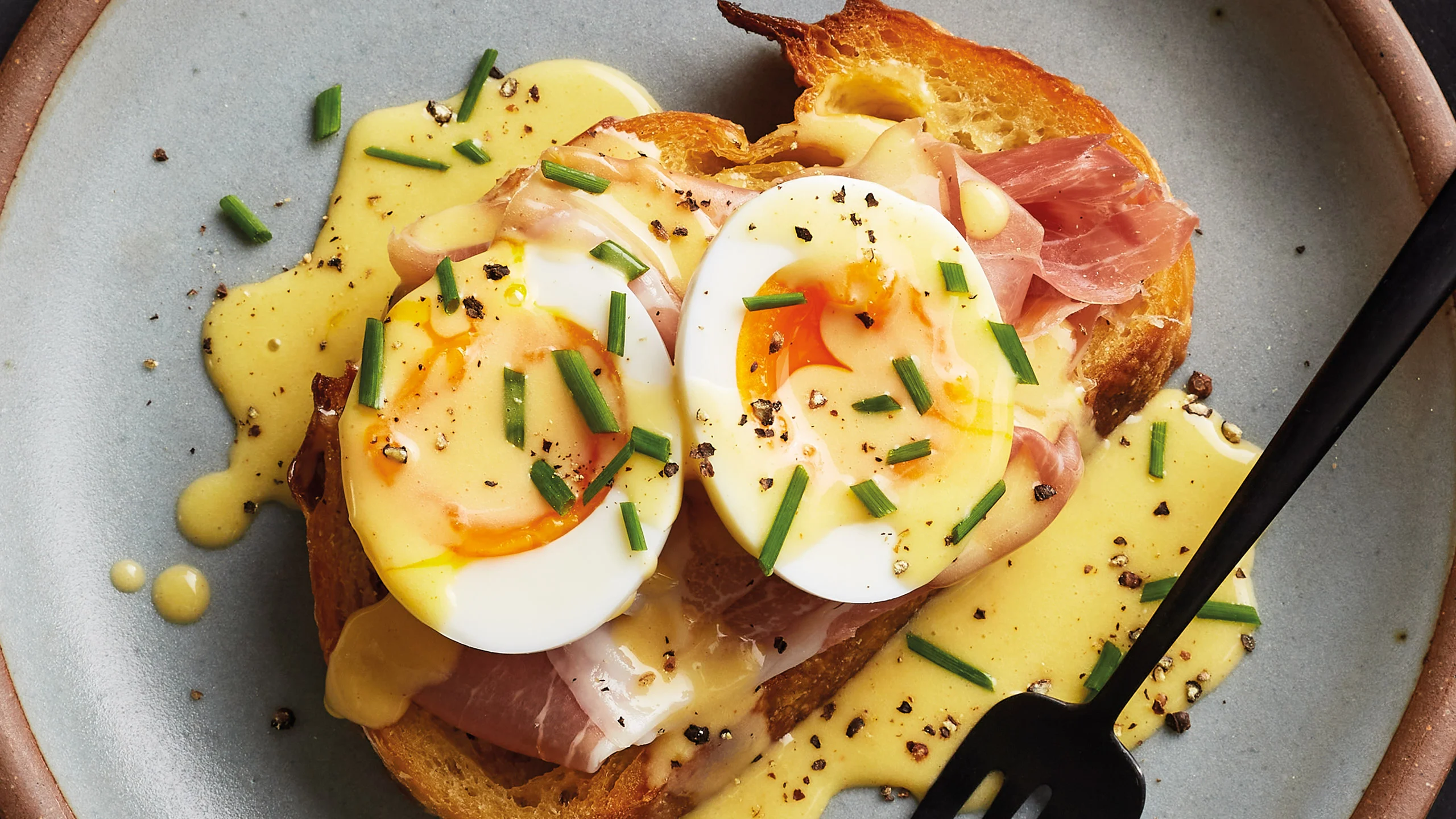 Este toast de huevos Benny es un homenaje a Julia Child