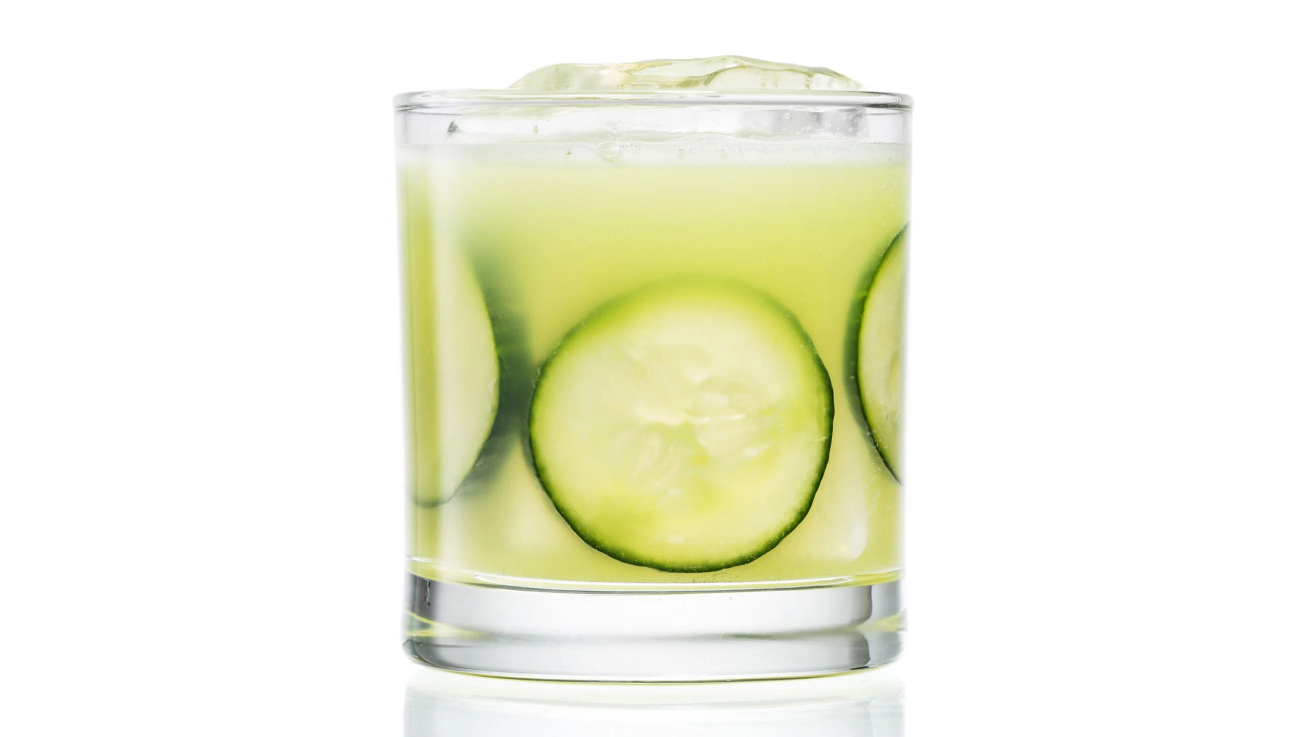 Usa las sobras de pepinos para hacer cocteles fríos en casa