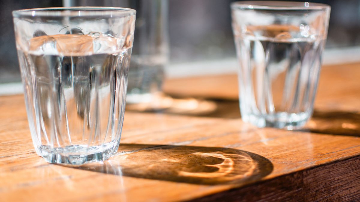 vasos-con-agua-tibia