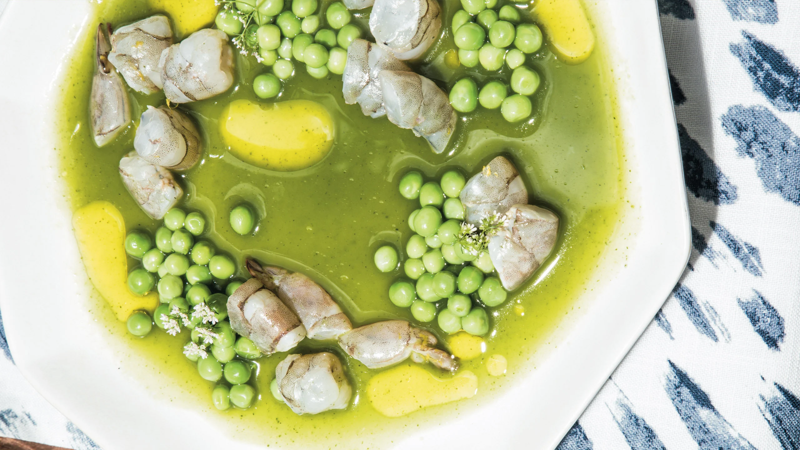 Este aguachile de camarón, chícharo y jugo verde es puro green power Este aguachile de camarón, chícharo y jugo verde es puro green power