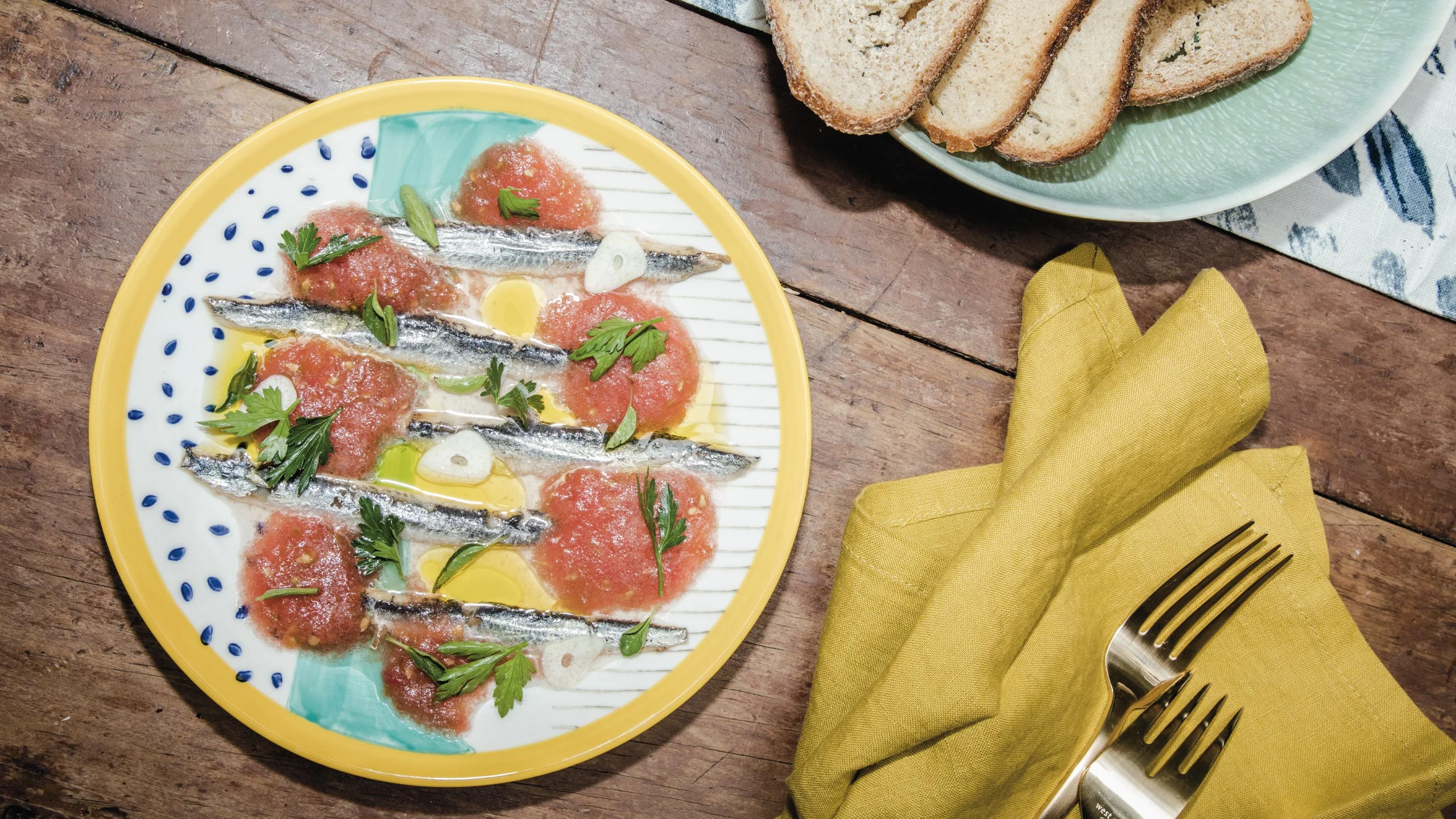 Esta botana de boquerones, tomate y hierbas frescas es perfecta para la primavera