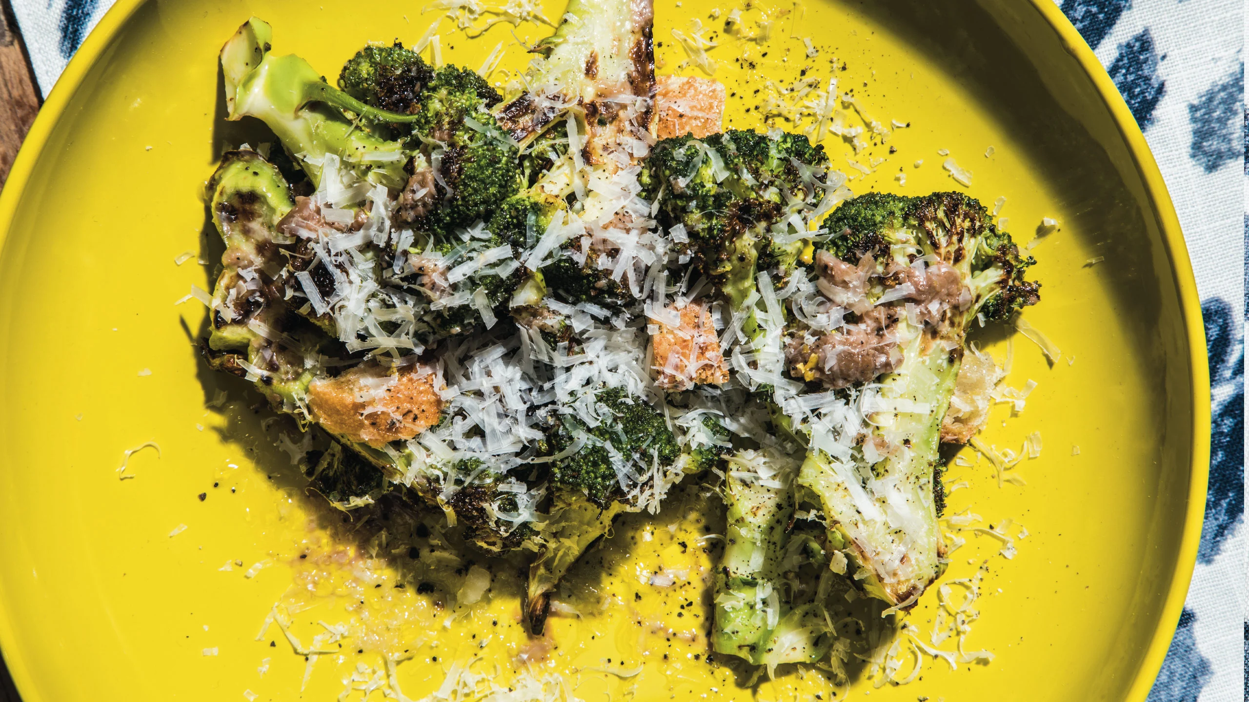 Este brócoli rostizado con aderezo de anchoas y Parmigiano-Reggiano es una joya
