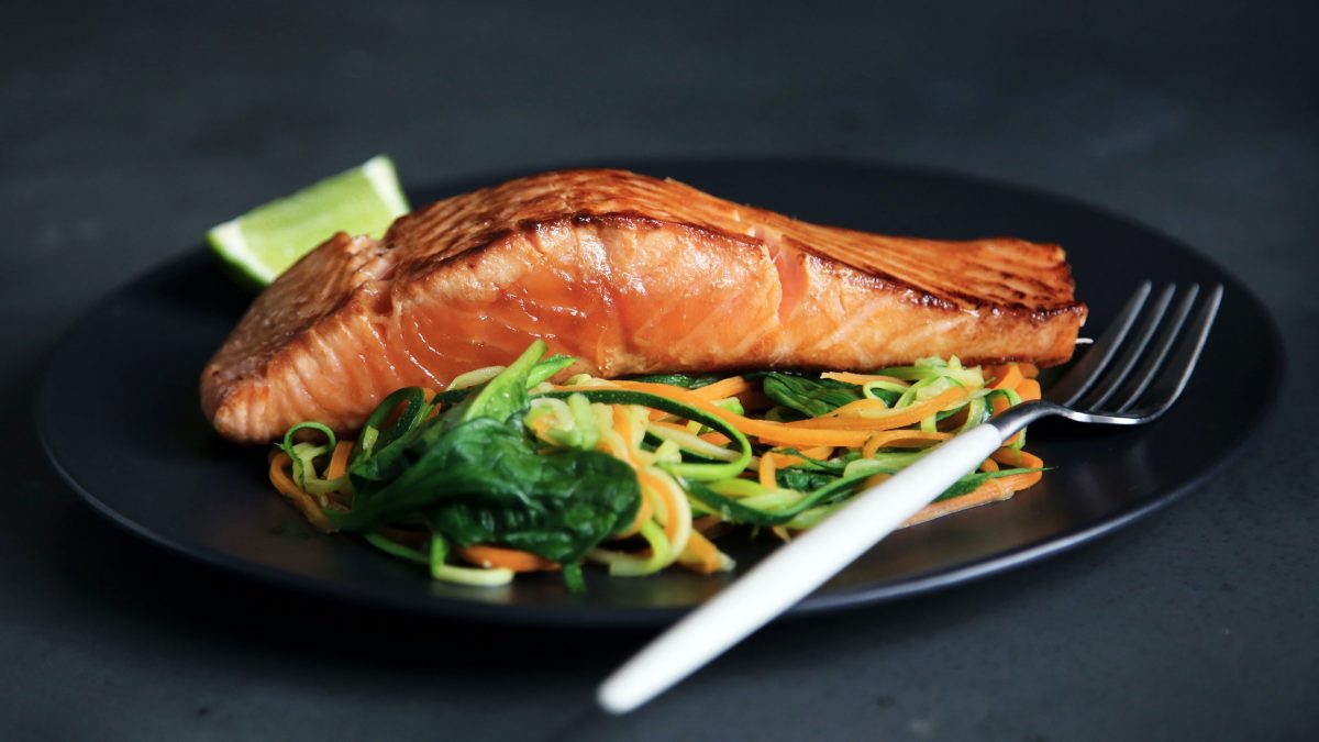 beneficios-del-salmon-comerlo