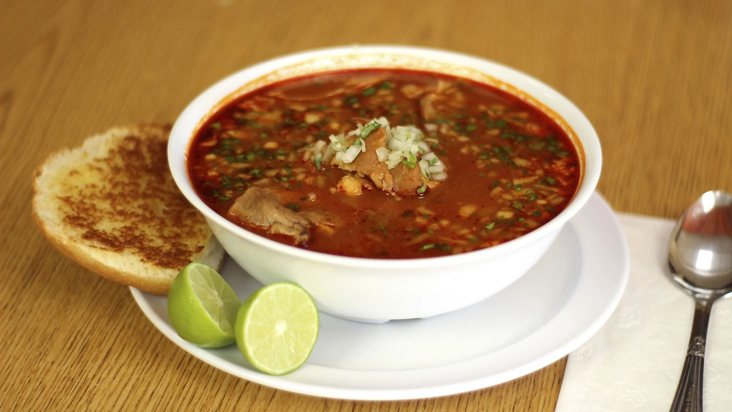 Aprende a preparar una receta de birria casera y disfrútala cuando quieras