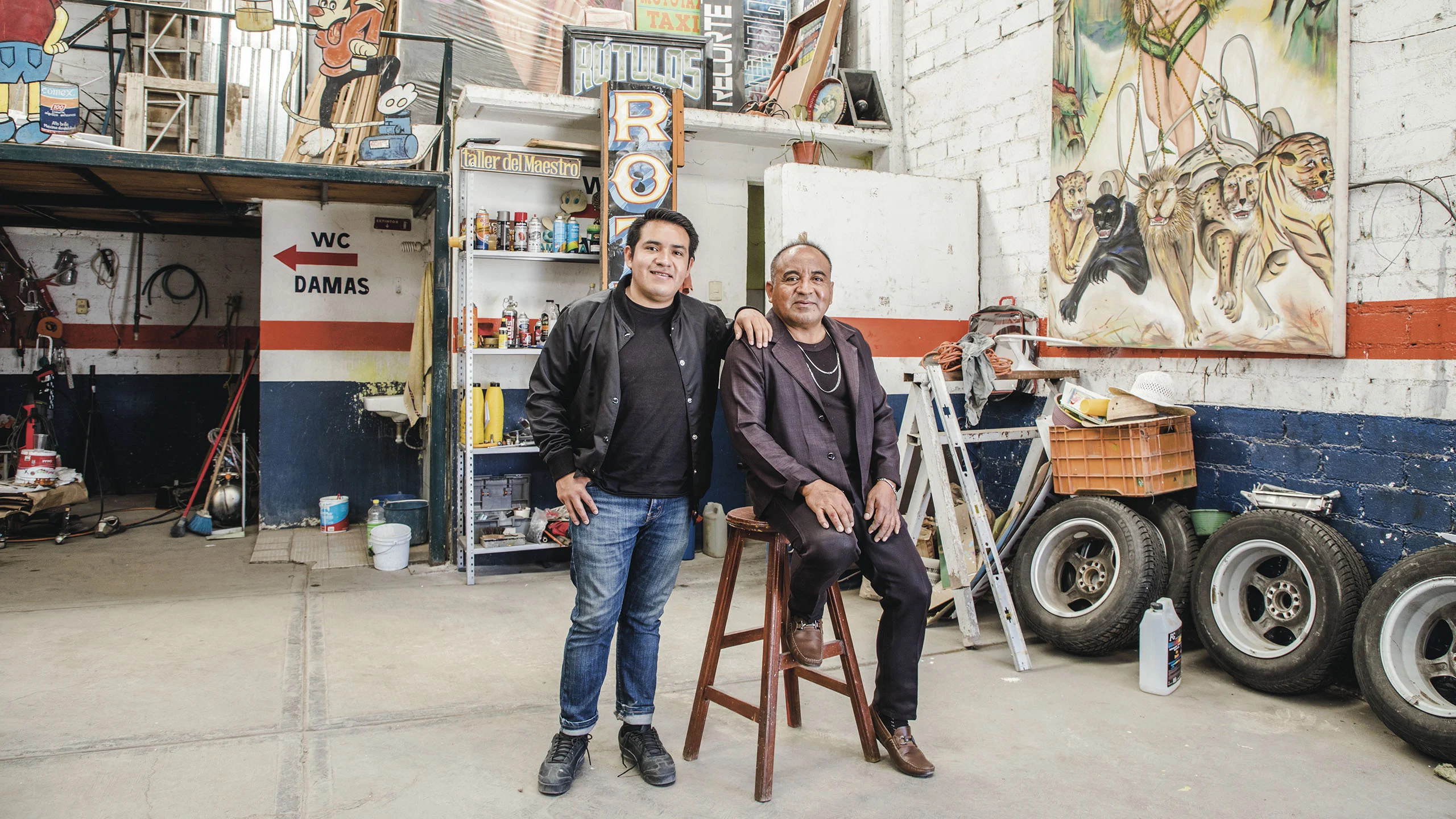 La historia de padre e hijo que ayudan a la comunidad de Oaxaca a través de sus rótulos