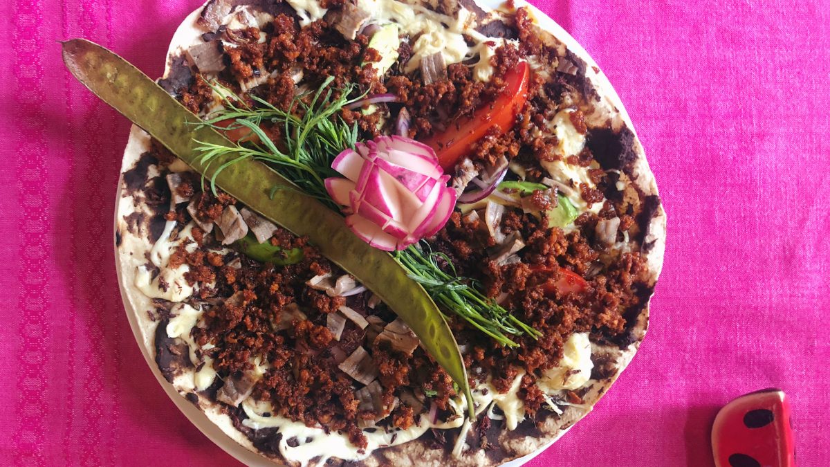 tlayuda-con-chepiche