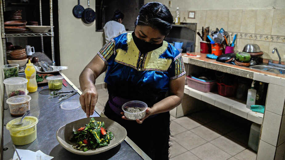 Claudia Ruiz cocinando