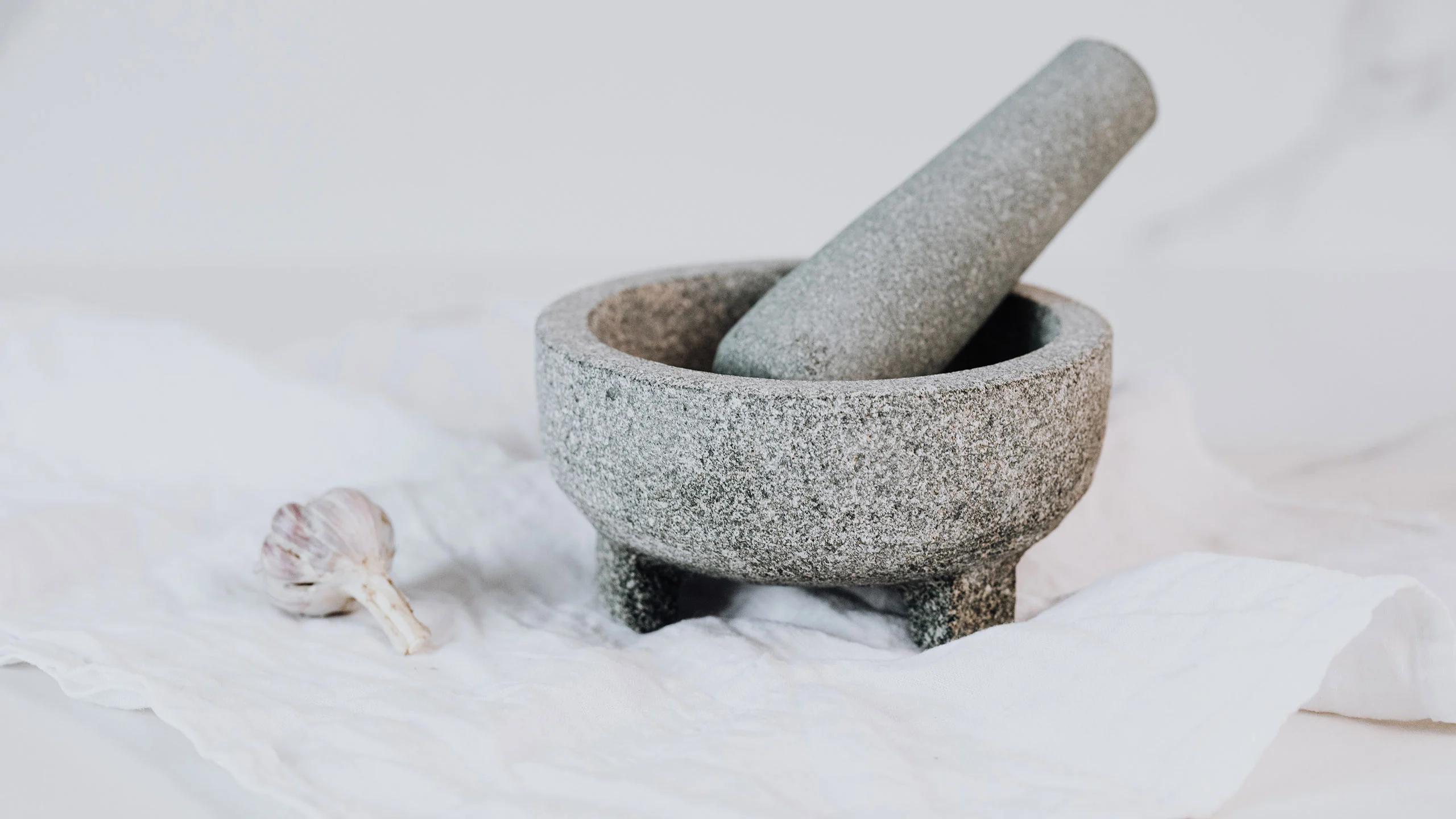¿Cómo curar un molcajete paso a paso?