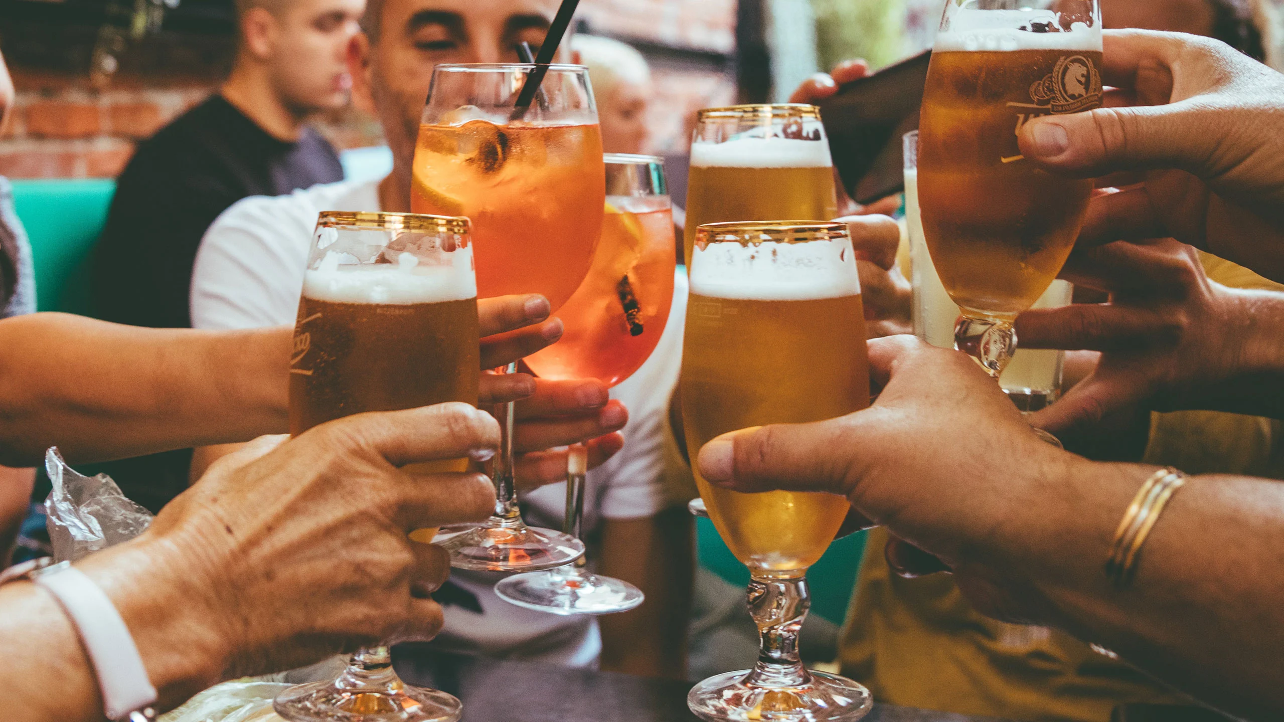 El gran dilema: ¿se puede tomar alcohol al recibir la vacuna del Covid-19?