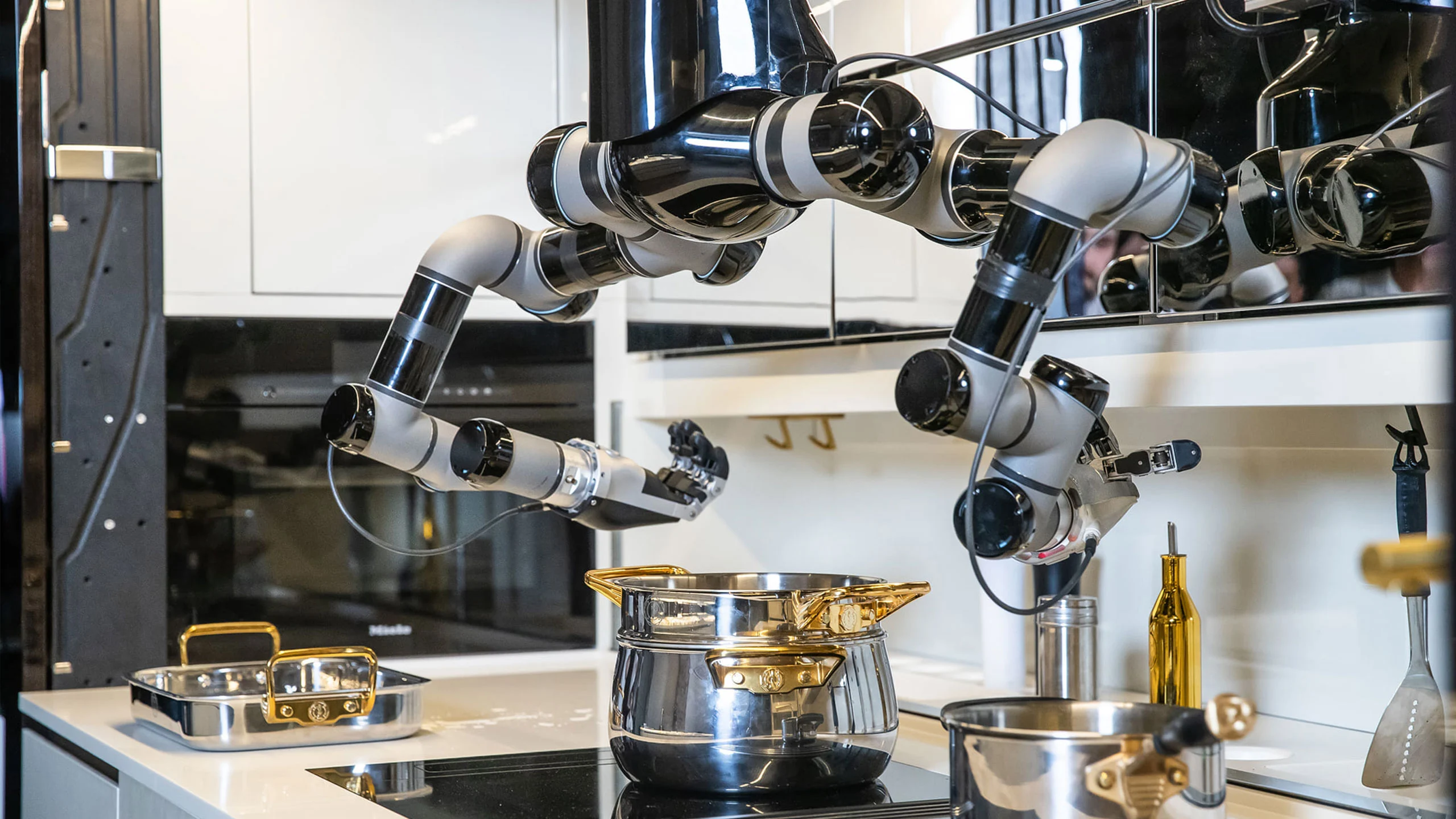 Un robot que cocina, es justo lo que necesitabas y no sabías