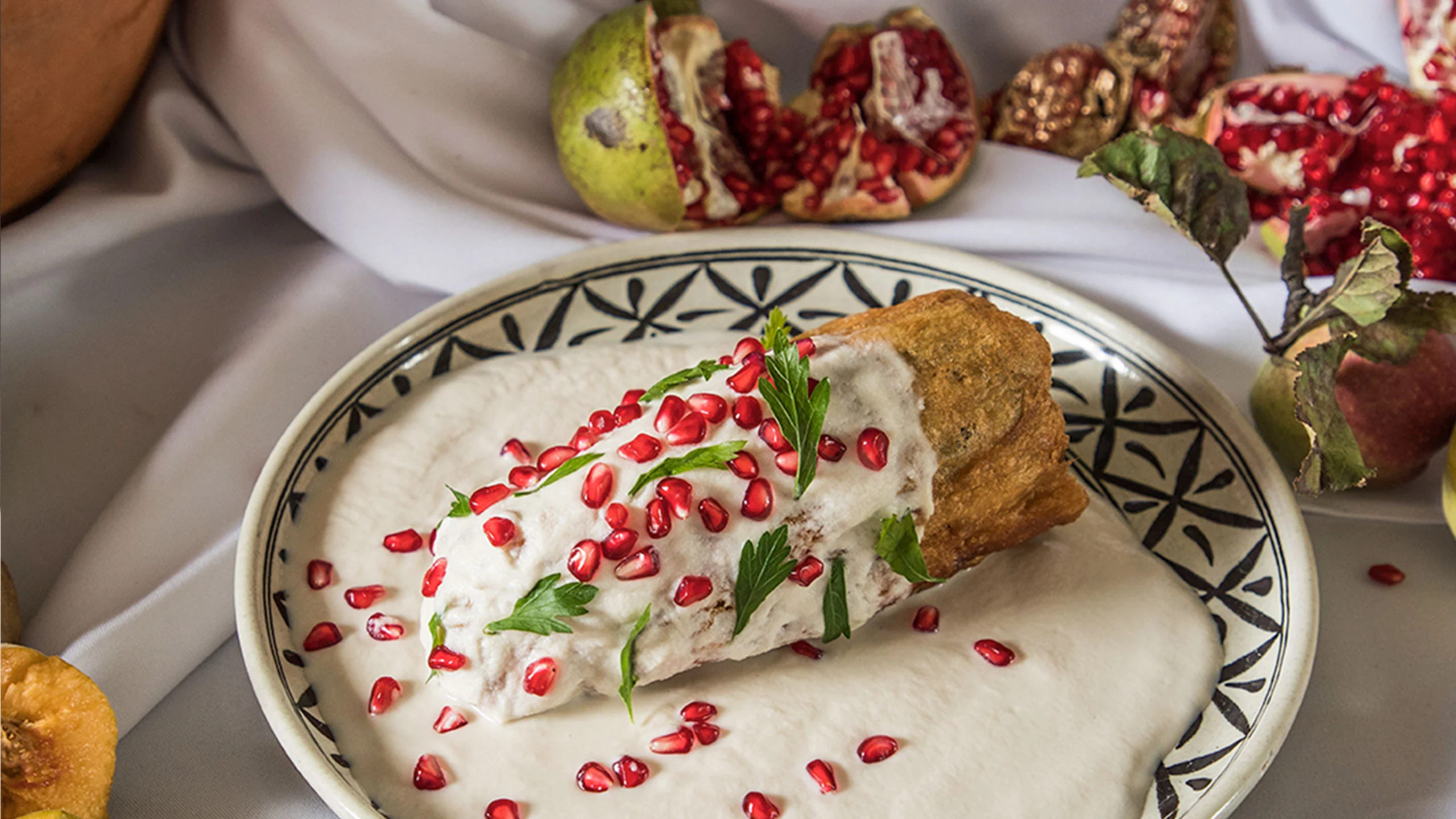 ¿De dónde vienen los ingredientes de los chiles en nogada?