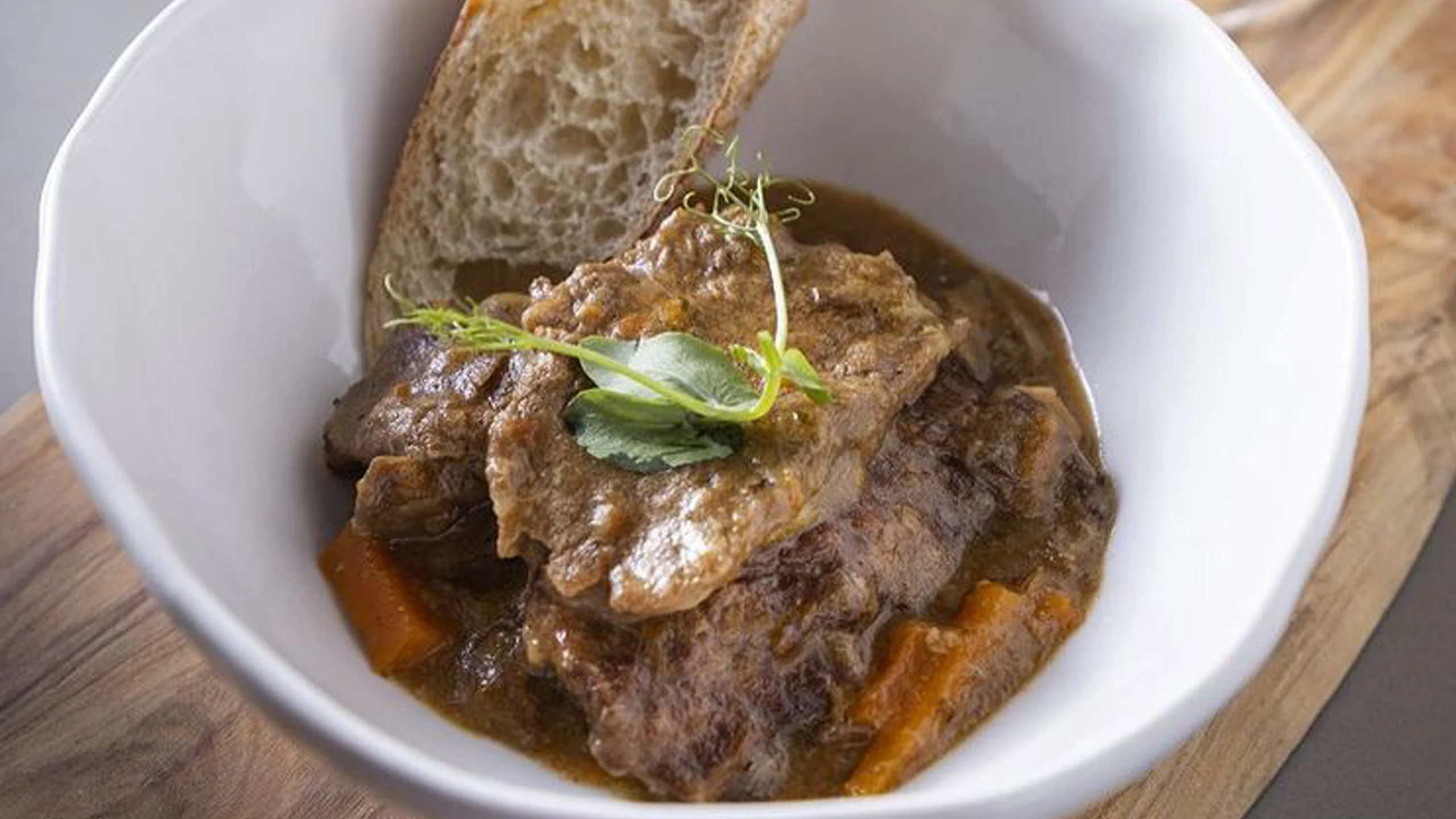 Receta para los días lluviosos: fricandó de ternera con setas
