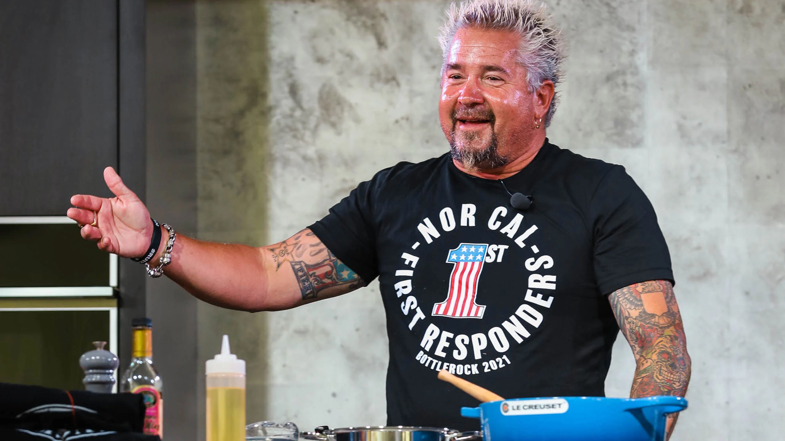 Hoy Guy Fieri nos enseña a hacer una hamburguesa vegana