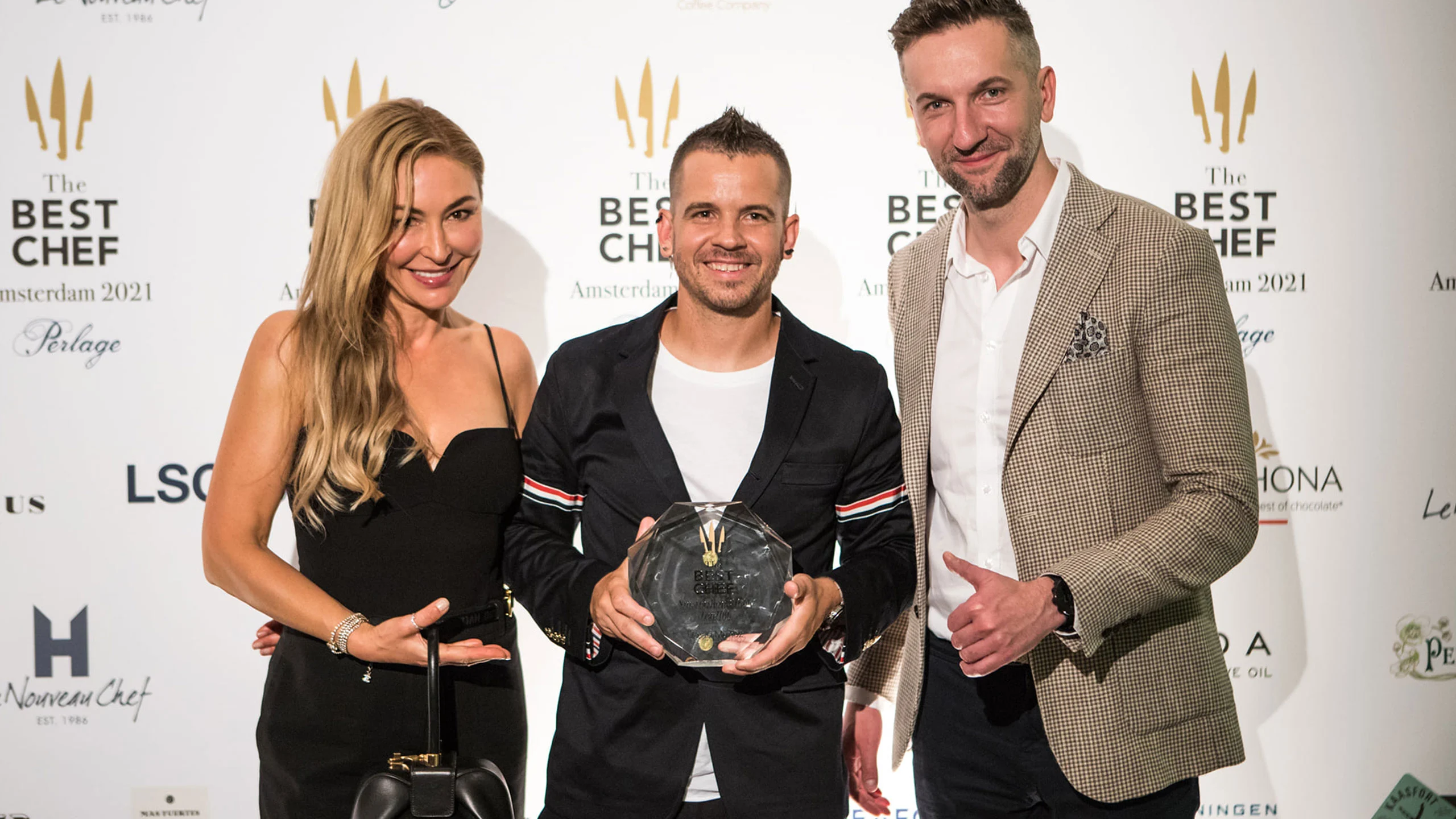 Dabiz Muñoz es nombrado el mejor chef del 2021 por The Best Chef Awards Dabiz Muñoz es nombrado el mejor chef del 2021 por The Best Chef Awards