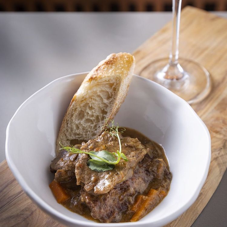 Fricandó de ternera con setas, gastronomía de cataluña, platillos catalanes