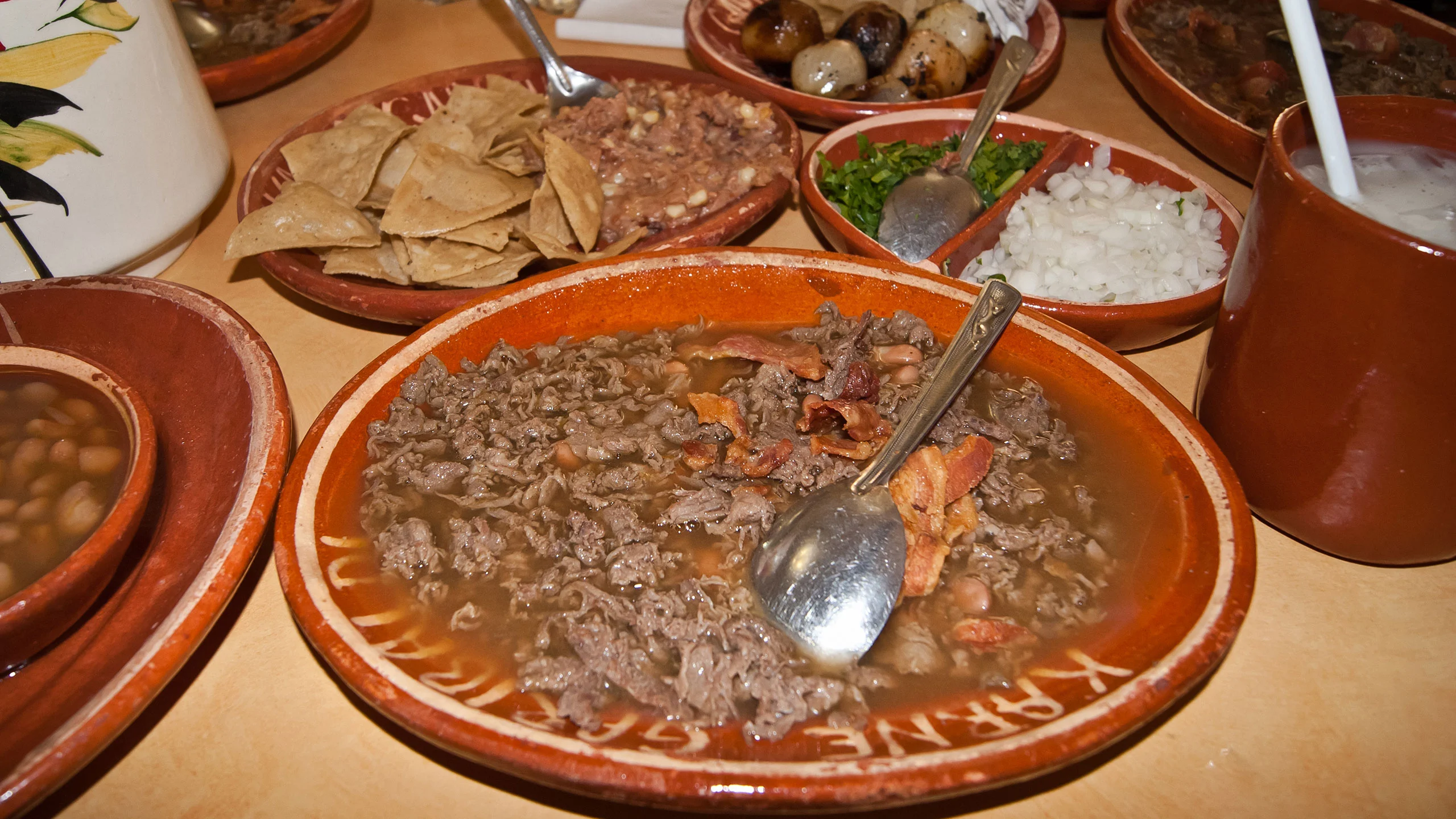 Aprende a preparar la receta tradicional de carne en su jugo