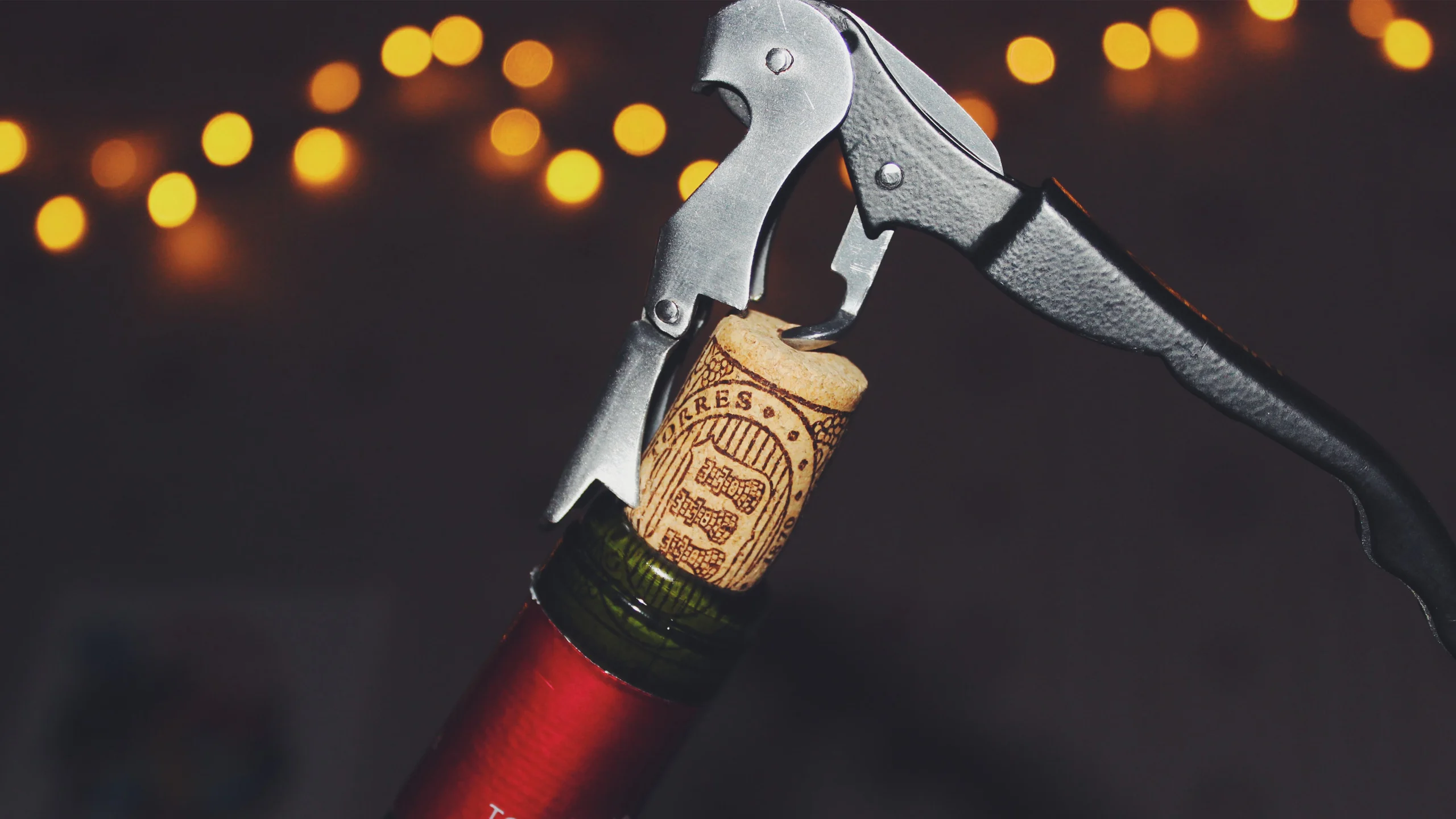 ¿Cómo abrir un vino sin sacacorchos?