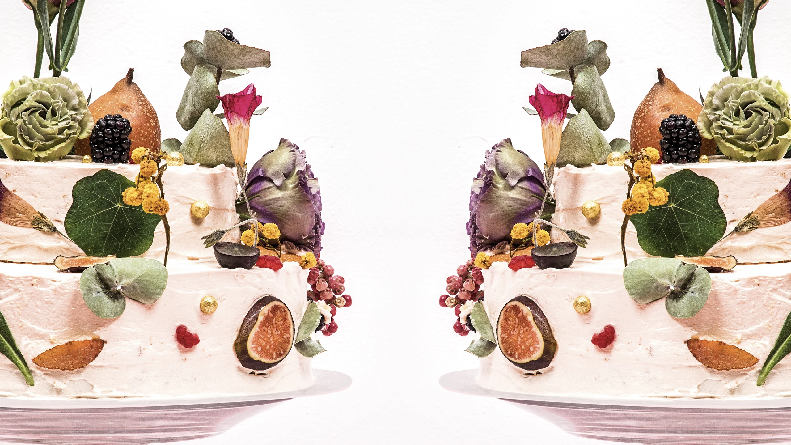 Jardines comestibles: pasteles decorados con flores y naturaleza muerta