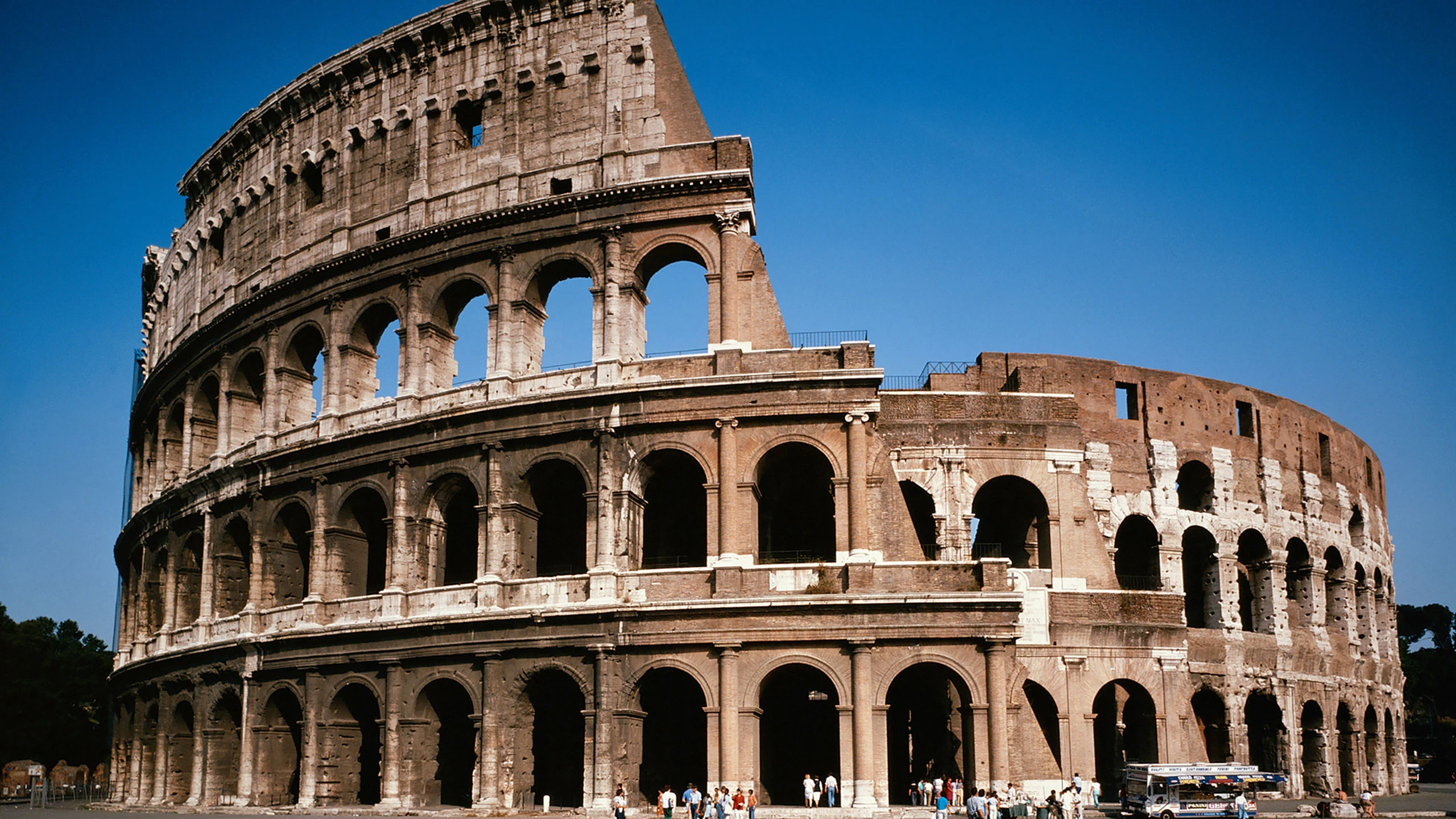 Dos estadounidenses fueron multados por beber cerveza en el Coliseo Romano Dos estadounidenses fueron multados por beber cerveza en el Coliseo Romano